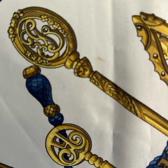 Hermes 💯 Silk Blue white and gold key scarf Large - Picture 11 of 15